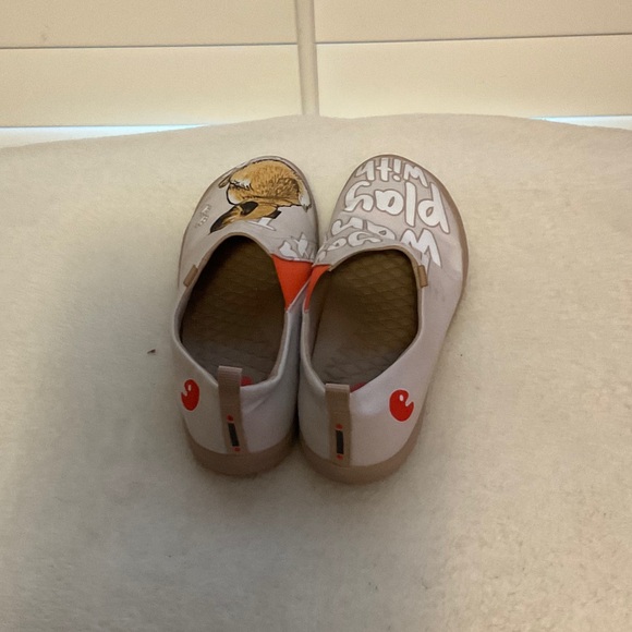 UIN Women's Tan and Red Pug Graphic Moccasins - Picture 3 of 7